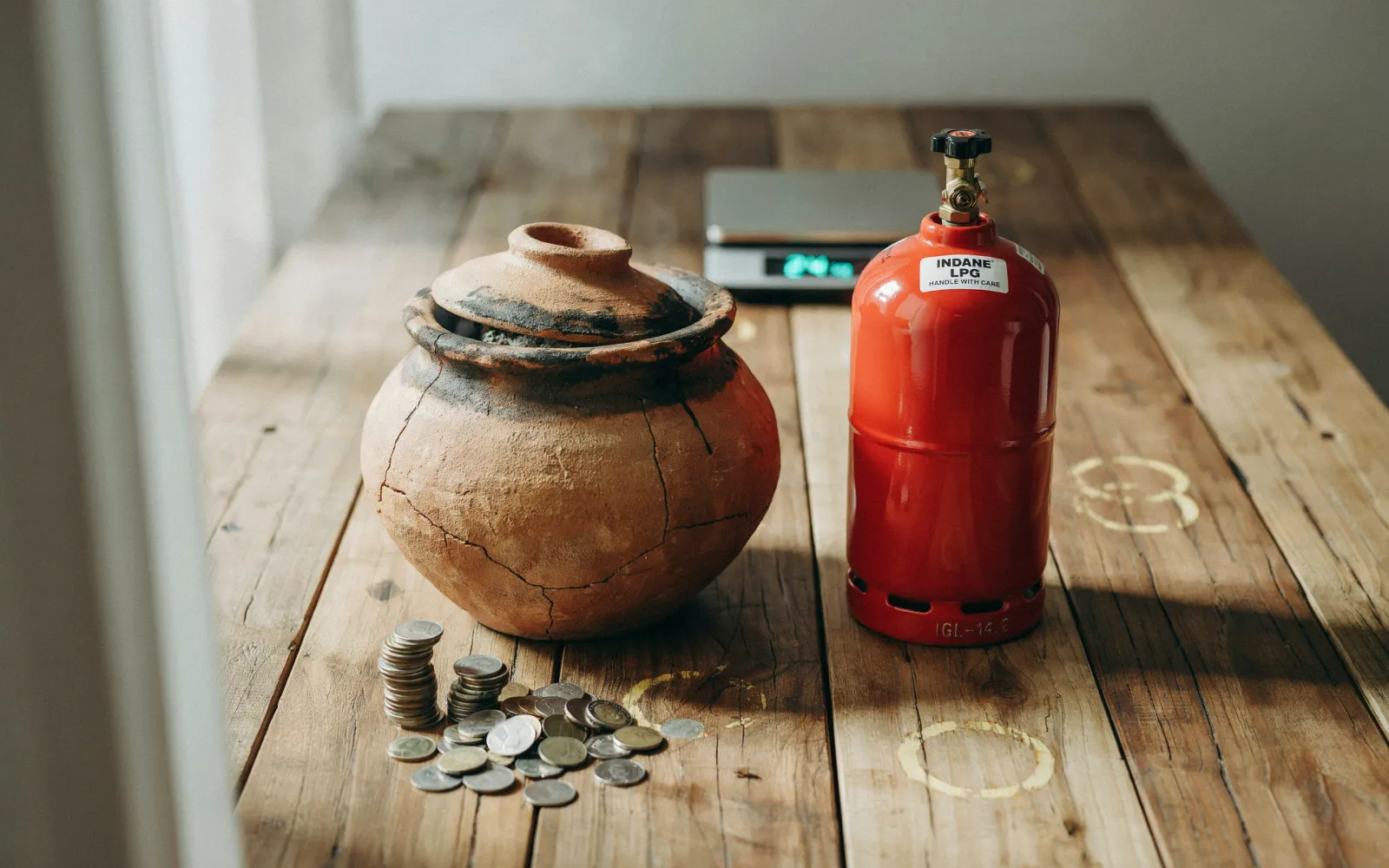 Congress Criticizes Modi Government Over LPG Subsidy Cuts and Price Hike, Claims Women Forced Back to Traditional Stoves